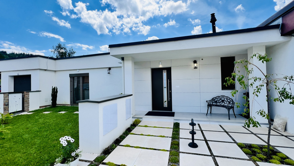 ŠTÝLOVÝ RODINNÝ DOM NA PREDAJ V OBCI OŠČADNICA