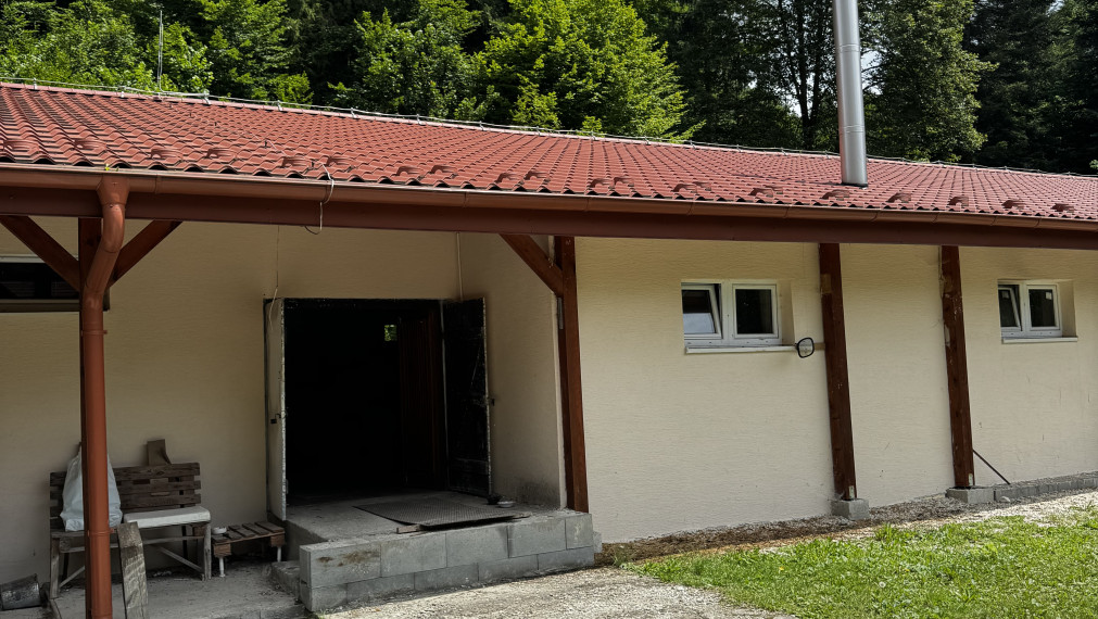 Výrobné haly s administratívou a rozľahlým pozemkom.