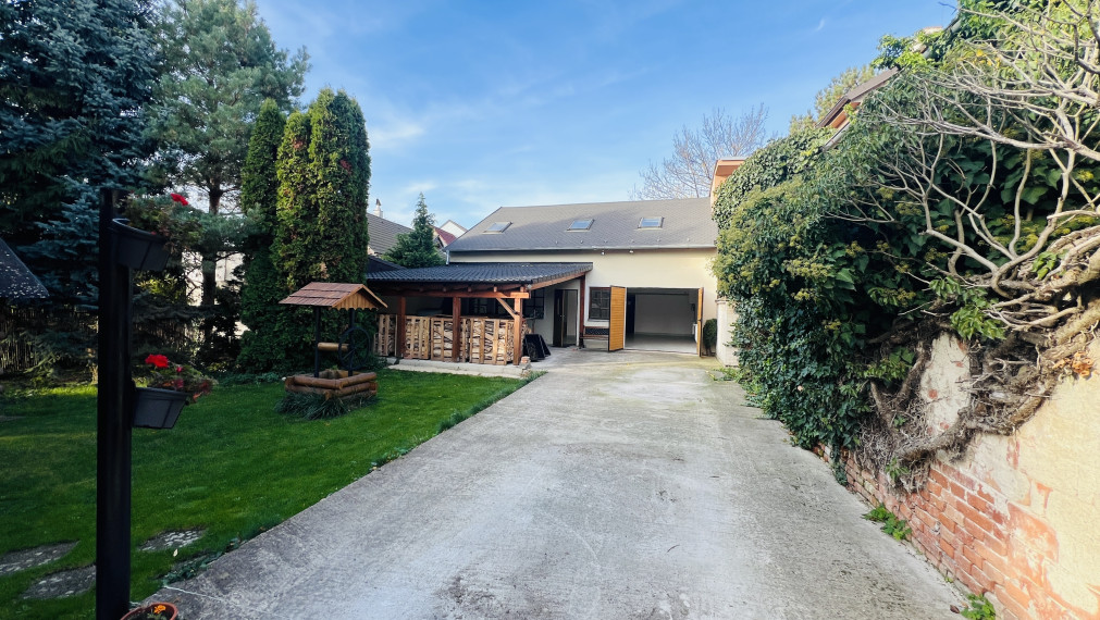 POZEMOK S KOMERČNOU BUDOVOU V CENTRE MESTA PEZINOK NA PREDAJ