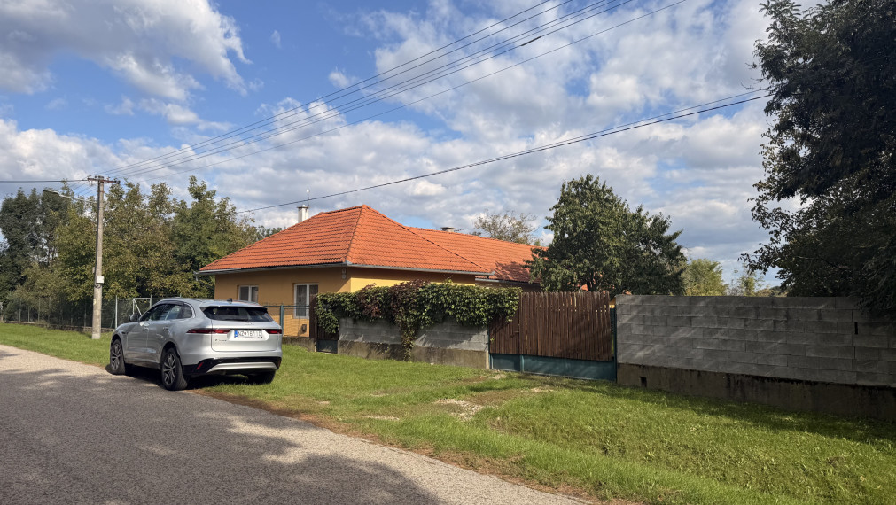 Vidiecky rodinný dom s veľkým pozemkom v obci Lok