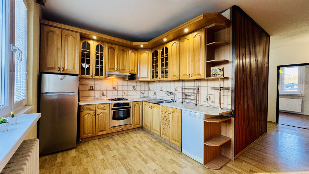 ***REZERVOVANÉ*** Na predaj 3,5 izbový byt  s loggiou a veľkou pivnicou v centre mesta Bardejov, ul. Dlhý rad 19