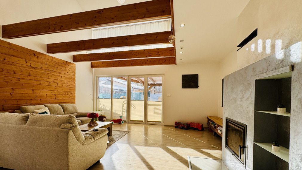 Moderný 2-podlažný drevodom s krbom, terasou a parkovaním, Kľušov, okr. Bardejov