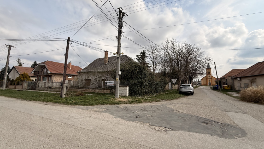 Pozemok s domom v obci Dvory nad Žitavou