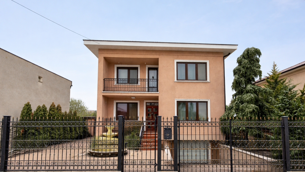 RODINNÝ DOM PO KOMPLETNEJ REKONŠTRUKCII DVORY NAD ŽITAVOU