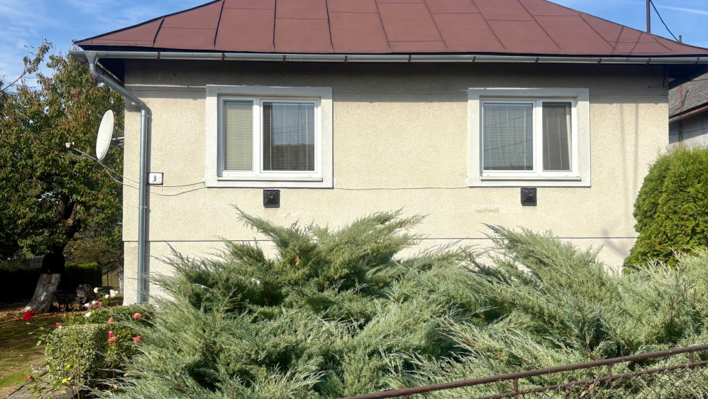 PREDAJ : Priestranný 4izbový rodinný dom s pekným pozemkom v obci Marhaň, okr. Bardejov