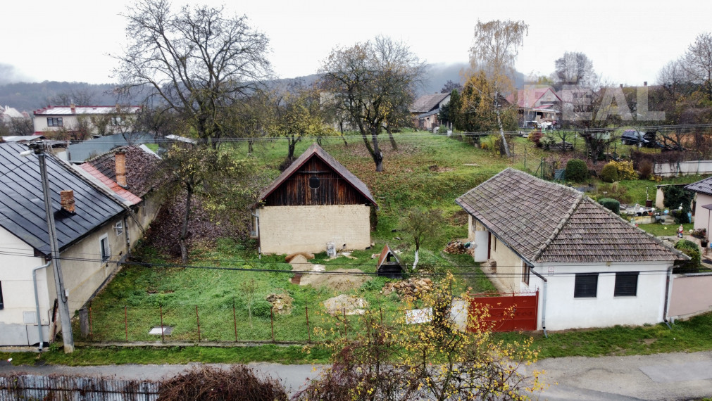 Na predaj pozemok s menším domom v historickej dedinke Jasov