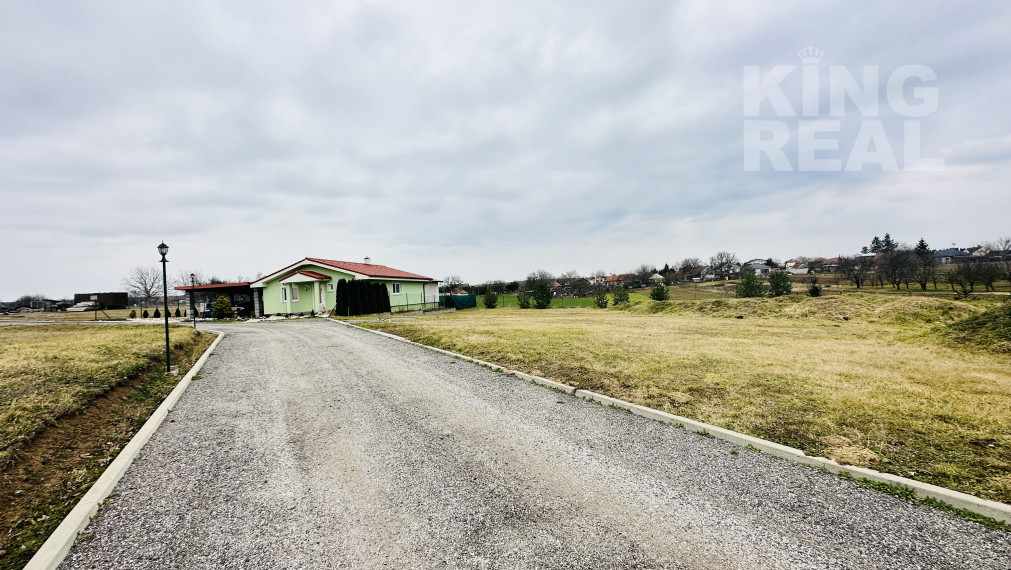 SLNEČNÝ STAVEBNÝ POZEMOK RADAVA