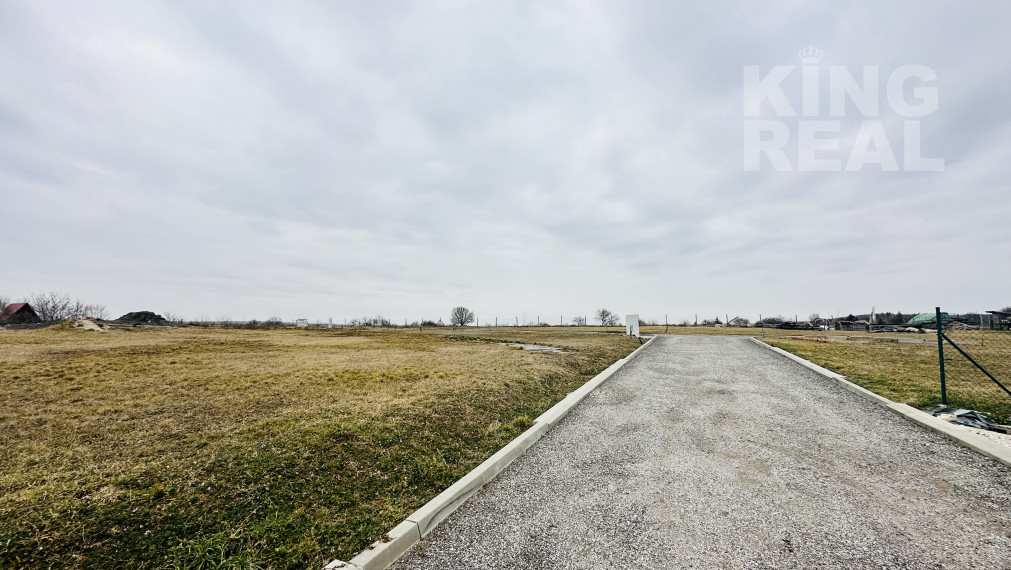 SLNEČNÝ STAVEBNÝ POZEMOK RADAVA