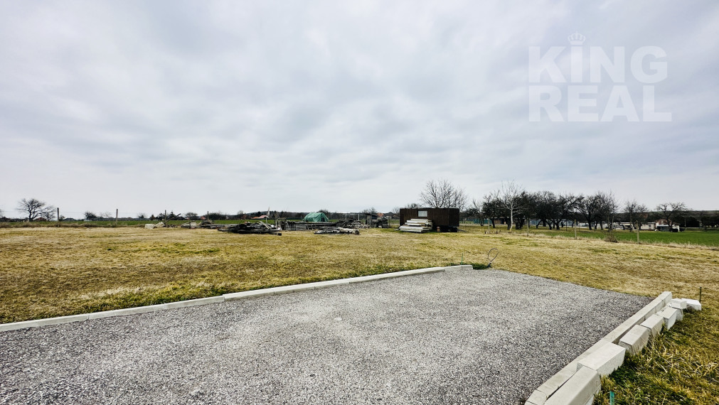 SLNEČNÝ STAVEBNÝ POZEMOK RADAVA