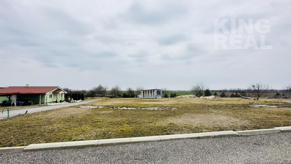 SLNEČNÝ STAVEBNÝ POZEMOK RADAVA