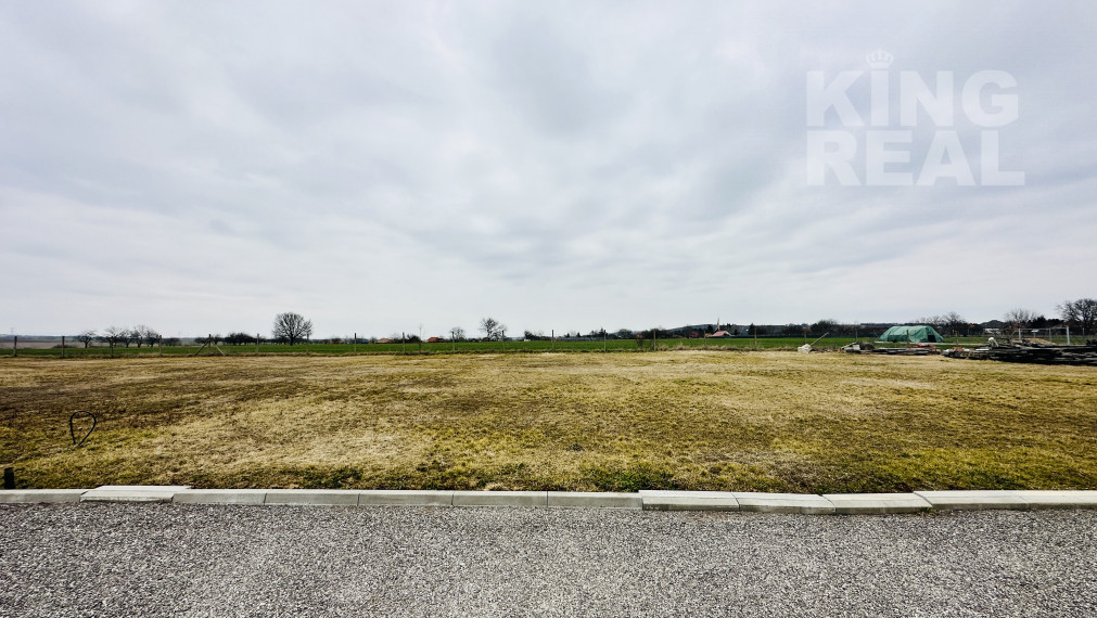 SLNEČNÝ STAVEBNÝ POZEMOK RADAVA