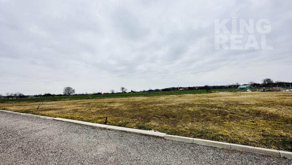 SLNEČNÝ STAVEBNÝ POZEMOK RADAVA