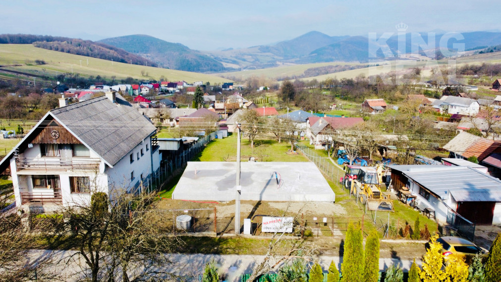 Na PREDAJ pozemok aj so základovou doskou v Jakovanoch