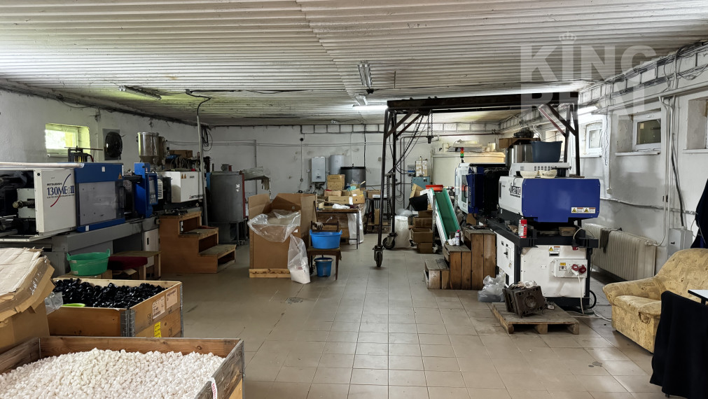 Výrobné haly s administratívou a rozľahlým pozemkom.