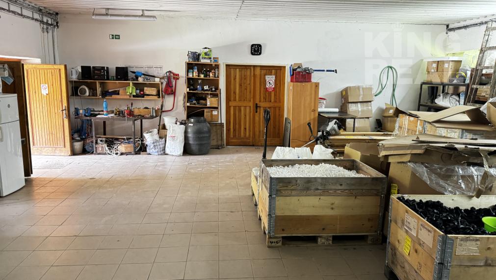 Výrobné haly s administratívou a rozľahlým pozemkom.