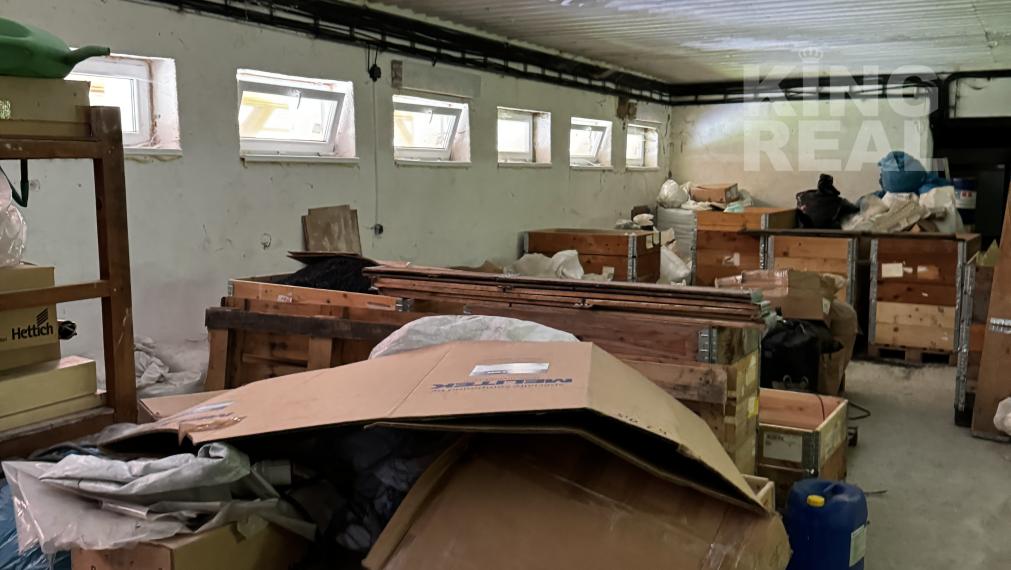 Výrobné haly s administratívou a rozľahlým pozemkom.