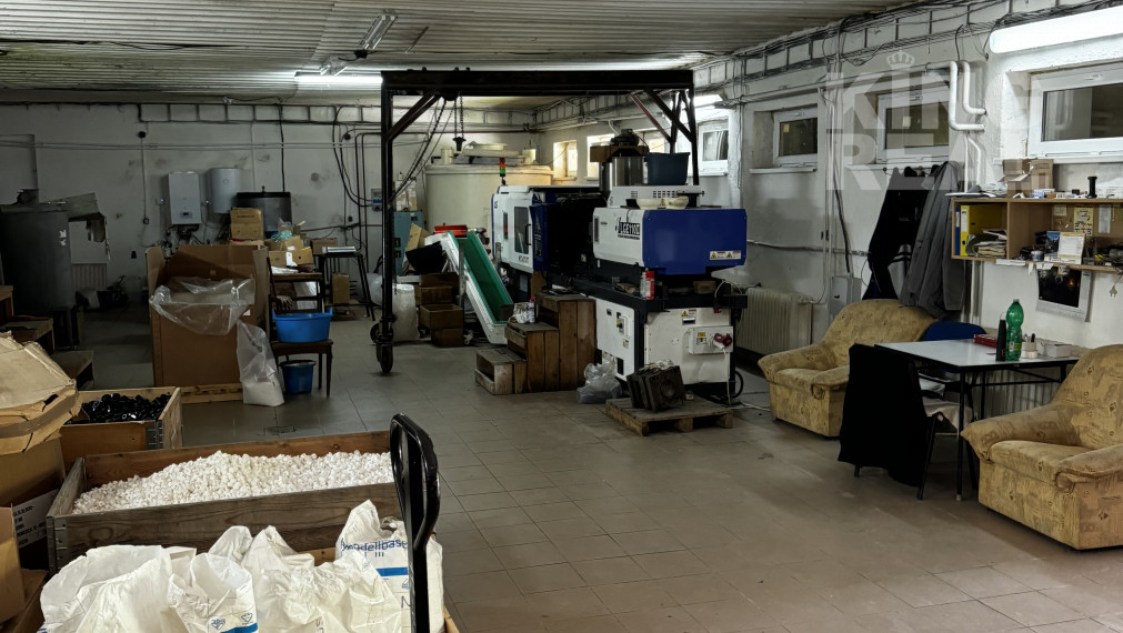 Výrobné haly s administratívou a rozľahlým pozemkom.