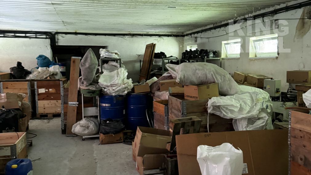 Výrobné haly s administratívou a rozľahlým pozemkom.