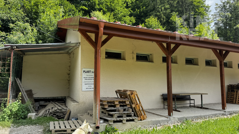 Výrobné haly s administratívou a rozľahlým pozemkom.