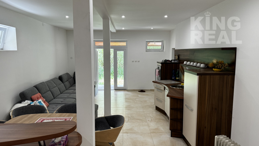 Výrobné haly s administratívou a rozľahlým pozemkom.