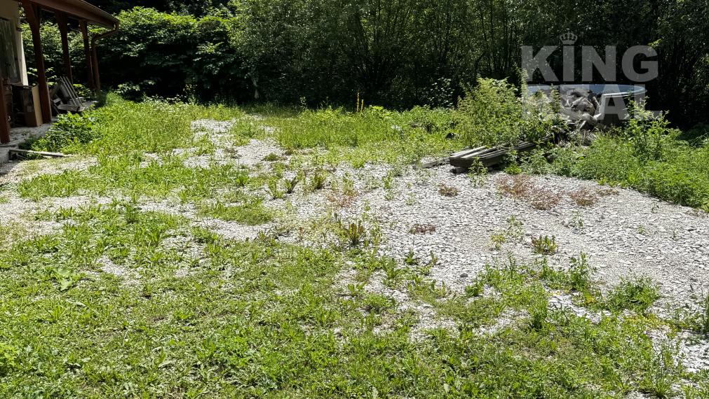 Výrobné haly s administratívou a rozľahlým pozemkom.