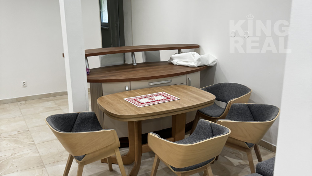 Výrobné haly s administratívou a rozľahlým pozemkom.