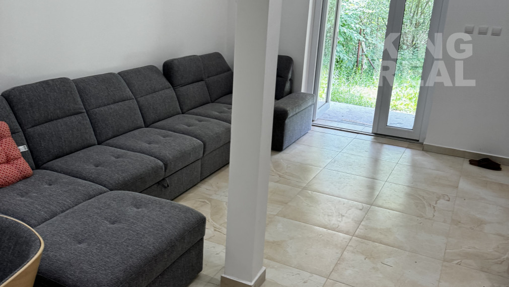 Výrobné haly s administratívou a rozľahlým pozemkom.