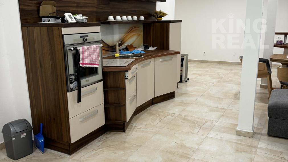 Výrobné haly s administratívou a rozľahlým pozemkom.