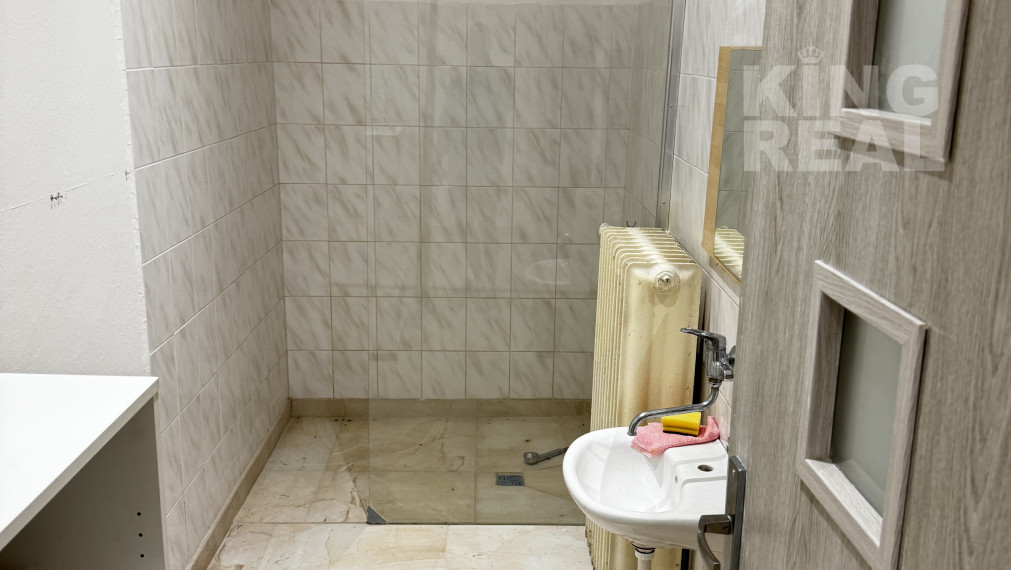 Výrobné haly s administratívou a rozľahlým pozemkom.