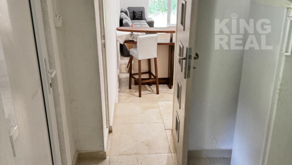 Výrobné haly s administratívou a rozľahlým pozemkom.