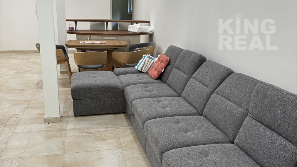 Výrobné haly s administratívou a rozľahlým pozemkom.