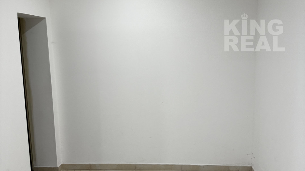 Výrobné haly s administratívou a rozľahlým pozemkom.