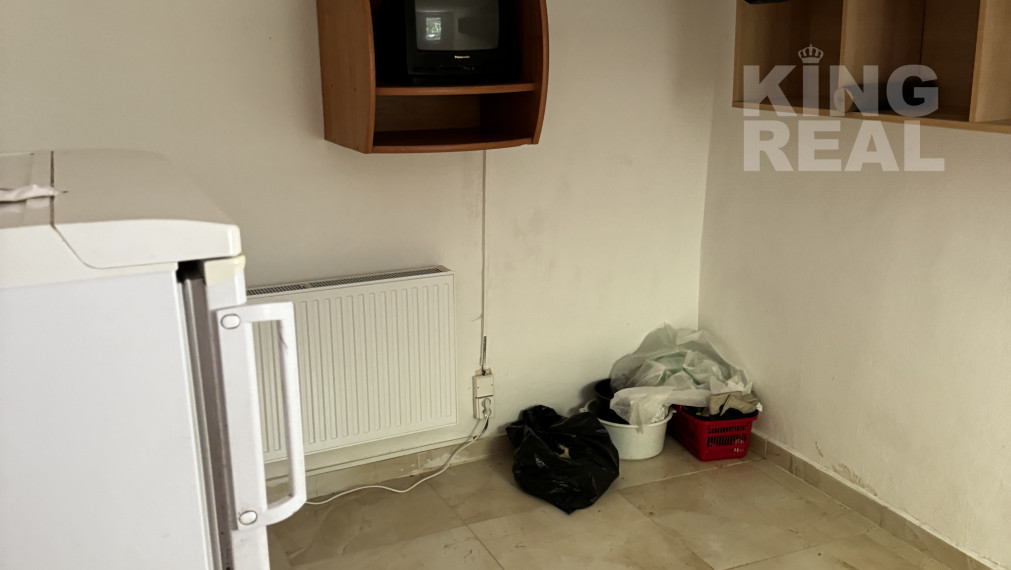 Výrobné haly s administratívou a rozľahlým pozemkom.