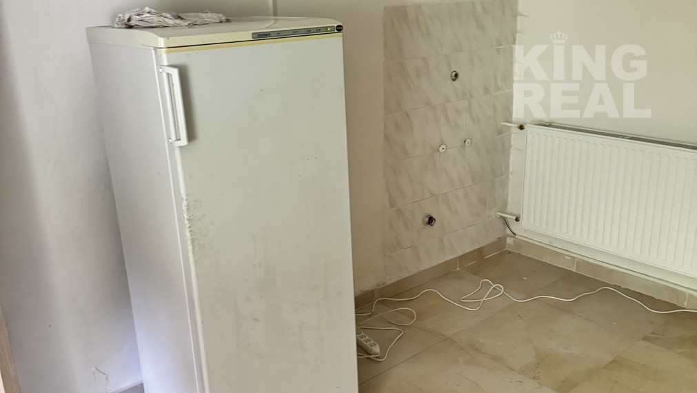 Výrobné haly s administratívou a rozľahlým pozemkom.