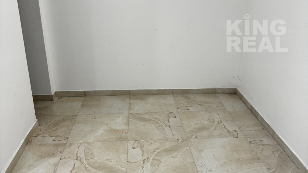 Výrobné haly s administratívou a rozľahlým pozemkom.