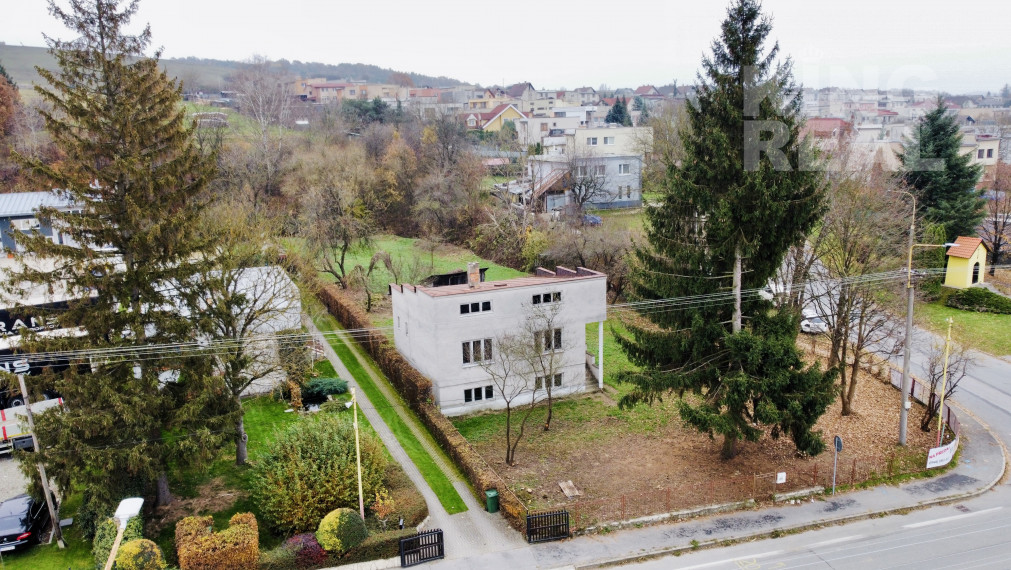 NA PREDAJ STARŠÍ DOM V STROPKOVE S POZEMKOM 4 479 m²