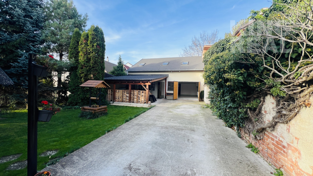 POZEMOK S KOMERČNOU BUDOVOU V CENTRE MESTA PEZINOK NA PREDAJ