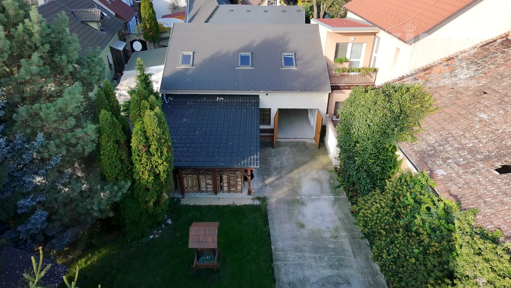 POZEMOK S KOMERČNOU BUDOVOU V CENTRE MESTA PEZINOK NA PREDAJ