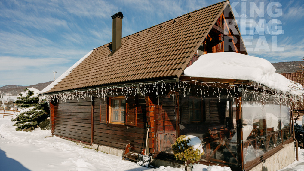 **PREDANÝ** Zrubový dom v lyžiarskom stredisku Regetovka okr. Bardejov