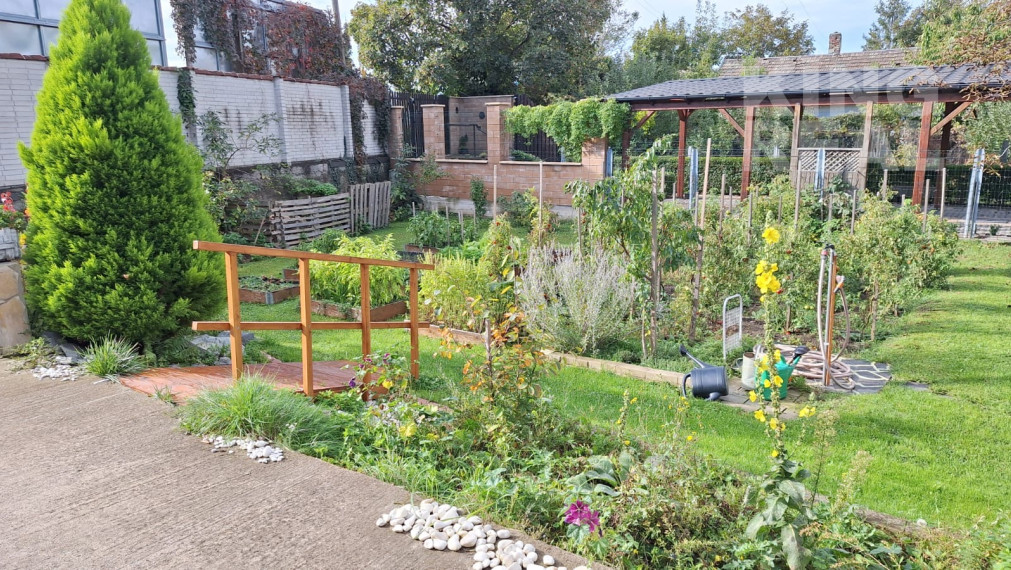 POZEMOK S KOMERČNOU BUDOVOU V CENTRE MESTA PEZINOK NA PREDAJ