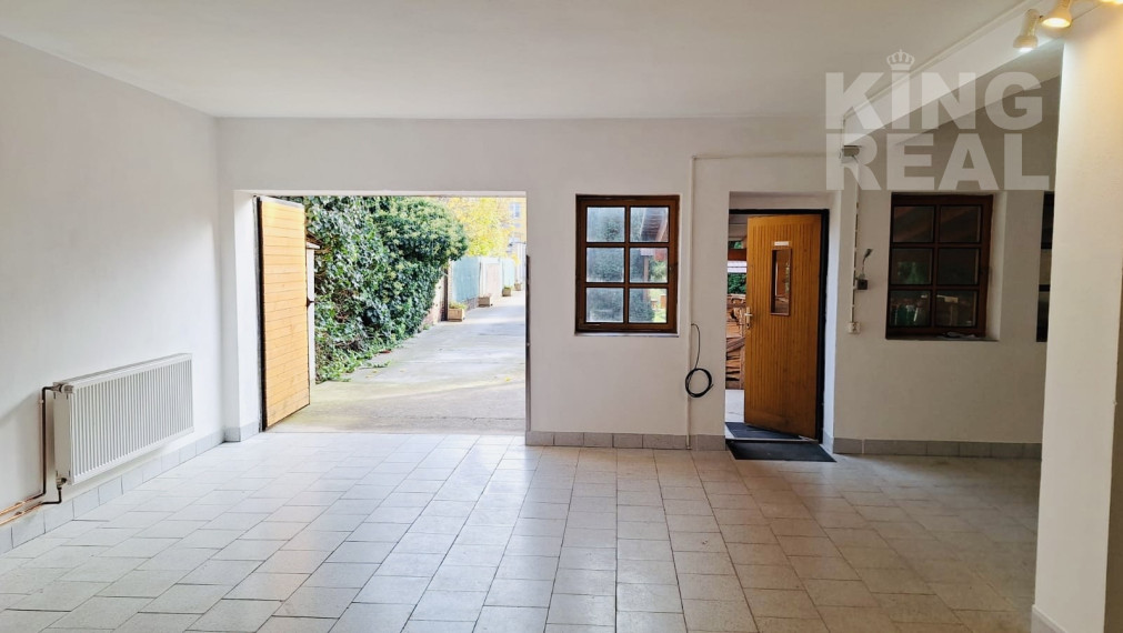 POZEMOK S KOMERČNOU BUDOVOU V CENTRE MESTA PEZINOK NA PREDAJ