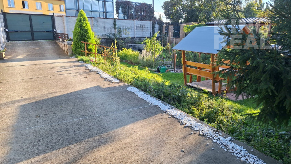 POZEMOK S KOMERČNOU BUDOVOU V CENTRE MESTA PEZINOK NA PREDAJ