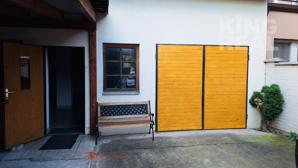 POZEMOK S KOMERČNOU BUDOVOU V CENTRE MESTA PEZINOK NA PREDAJ