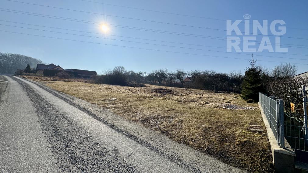 Stavebný pozemok Kanaš s asfaltovou cestou na predaj.