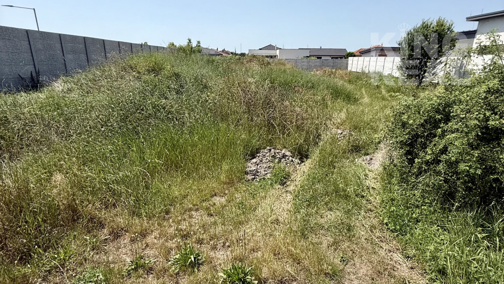 SLNEČNÝ STAVEBNÝ POZEMOK NOVÉ ZÁMKY