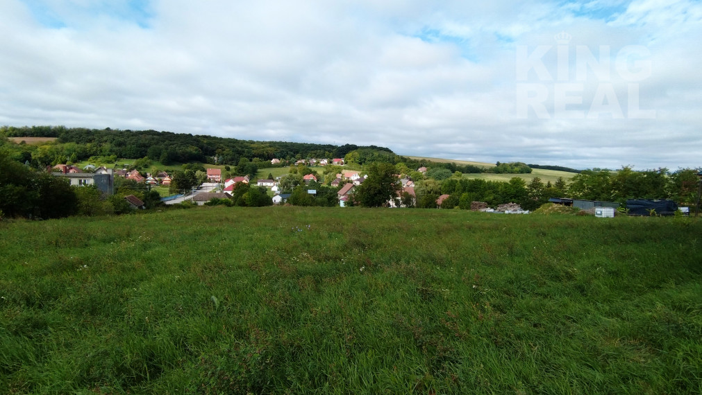 Na predaj pozemok v obci Čechy.