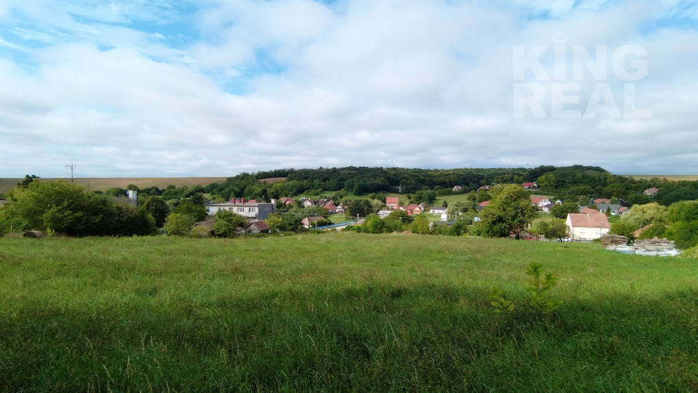 Na predaj pozemok v obci Čechy.