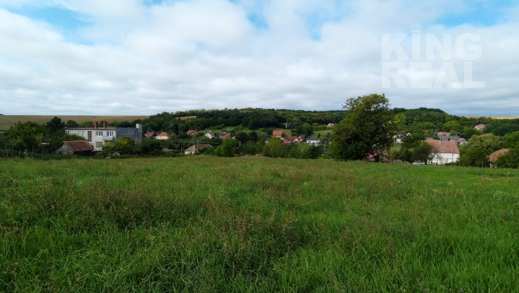Na predaj pozemok v obci Čechy.