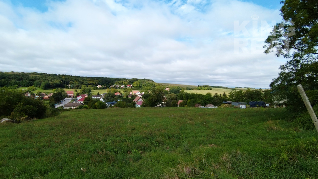 Na predaj pozemok v obci Čechy.