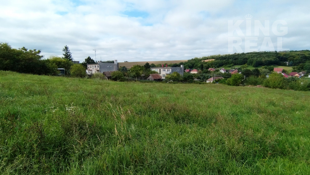 Na predaj pozemok v obci Čechy.